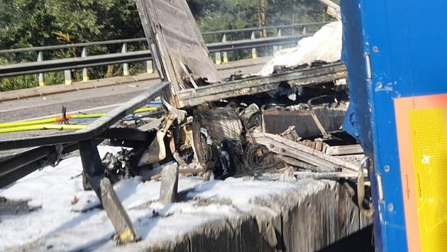 Vom brennenden Lkw blieb nicht viel übrig. (Bild: FF Gaishorn)