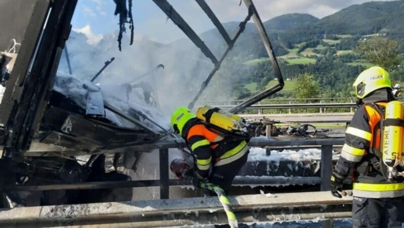 100 Feuerwehrleute brachten den Brand schnell unter Kontrolle. (Bild: FF Gaishorn)