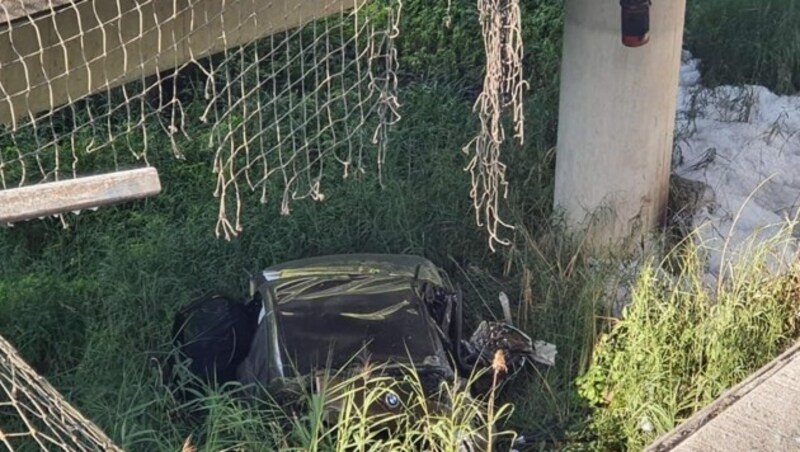 Acht Meter tief stürzte der Pkw von der Brücke, die beiden Insassen wurden schwer verletzt. (Bild: FF Gaishorn)