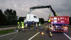 Wohnwagen-Bergung nach Unfall auf der Südostautobahn (Bild: FF Pottendorf)