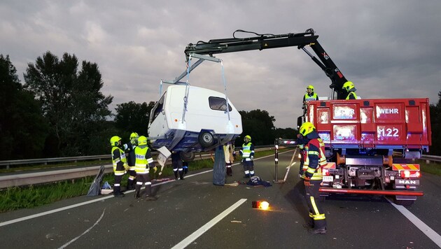 Wohnwagen-Bergung nach Unfall auf der Südostautobahn (Bild: FF Pottendorf)