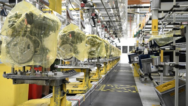 Ein gewohntes Bild während des Höhepunkts der Corona-Krise: Im Opel-Werk in Wien-Aspern standen die Maschinen still. (Bild: APA/HANS KLAUS TECHT)