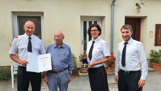 Feuerwehrkommandant Ernst Samuel (li.) gratulierte Jubilar Plattl (Mitte) und überreichte das Ehrenzeichen. (Bild: NÖ LFKDO)
