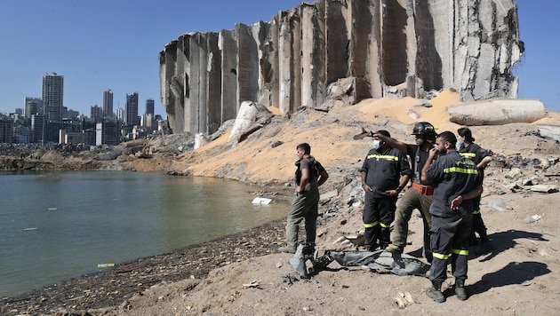 Während der Libanon um die Todesopfer der verheerenden Explosion trauert, wurden zehn Feuerwehrleute zu tragischen Helden des Unglücks. (Bild: AP)