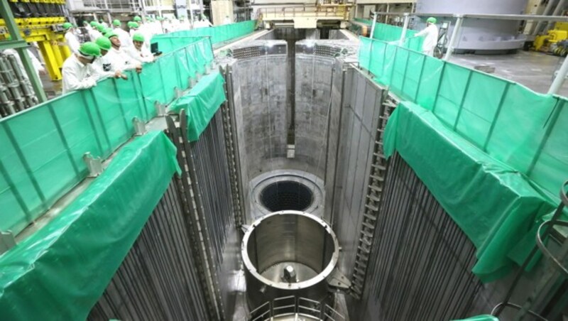 Kernkraftarbeiter beim Laden des Reaktors in der Bauphase (Bild: APA/AFP/Russia's state nuclear agency)