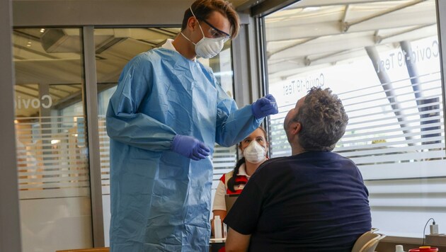 Um 150 Euro können sich Passagiere am Airport testen lassen (Bild: Tschepp Markus)