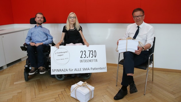 Jakob Schriefl (li.) und Initiatorin Christina Holmes übergaben die Petition an Gesundheitsminister Rudolf Anschober. (Bild: Peter Tomschi )