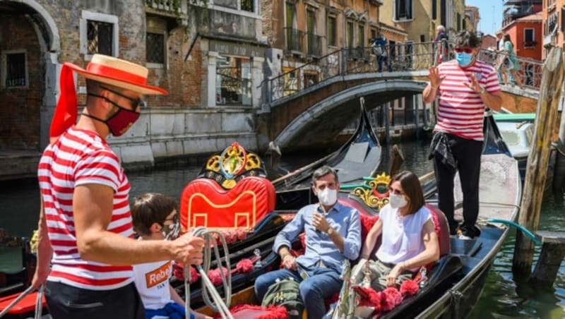 Die Maskenpflicht in Italien wird zumindest bis September verlängert. Der MNS-Schutz muss in Innenräumen und überall dort, wo kein Sicherheitsabstand eingehalten werden kann, getragen werden. (Bild: AFP/ANDREA PATTARO)