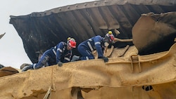 Sicherheitskräfte suchen immer noch fieberhaft nach Vermissten. (Bild: AFP/Qatar's Internal Security Force)