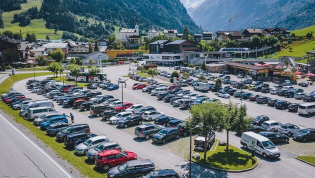 Besucherstrom auf dem Parkplatz der Kapruner Bergbahnen. (Bild: EXPA/ JFK)