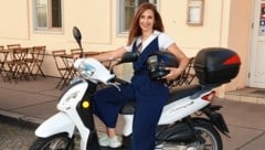 Simone Stribl auf ihrem Moped - sie begrüßt in diesem Jahr zu den „Sommergesprächen“ (21.05, ORF 2). (Bild: Zwefo)