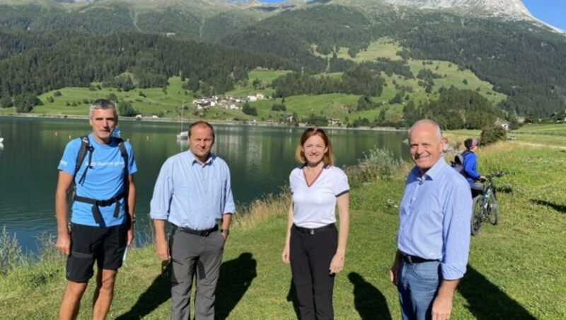 Wandertag mit Wolfsbegleitung: Die Bauernbundobmänner Josef Geisler (2.v.li.) und Leo Tiefenthaler (r.) mit den EU-Abgeordneten Simone Schmiedtbauer und Herbert Dorfmann. (Bild: Tiroler Bauernbund/Raggl)