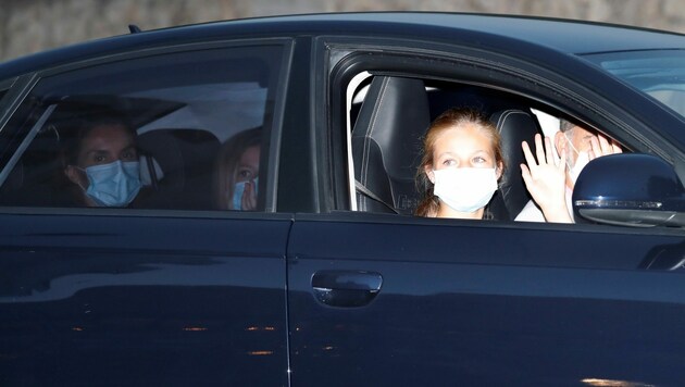 Königin Letizia und Infanta Sofia winken am Rücksitz, König Felipe und Kronprinzessin Leonor vorne im Auto bei ihrer Ankunft im Marivent-Palast in Palma de Mallorca (Bild: Ballesteros / EFE / picturedesk.com)