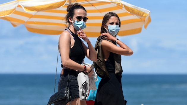 Maskenpflicht am Strand von Biarritz an der Côte d’Azur (Bild: AFP)