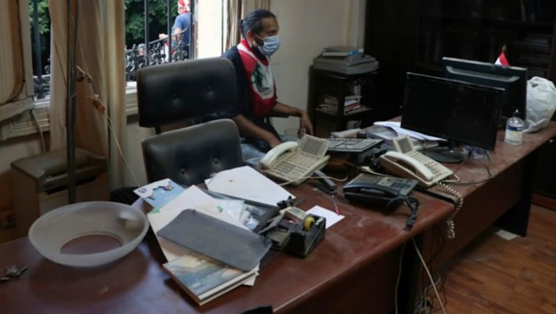 Ein Demonstrant in einem Büro des besetzten Außenministeriums in Beirut (Bild: AP)