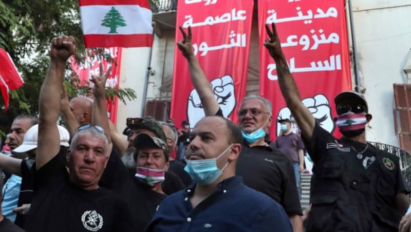 Demonstranten vor dem Außenministerium in Beirut (Bild: AP)