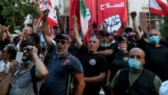 Demonstranten vor dem besetzten Außenministerium in Beirut (Bild: AP)