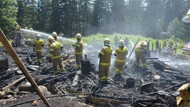 Die Almhütte brannte komplett aus (Bild: Feuerwehr Abtenau)