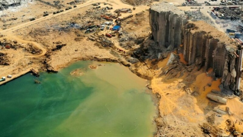 Die Explosion von 2750 Tonnen Ammoniumnitrat im Hafen der libanesischen Hauptstadt Beirut hat einen 43 Meter tiefen Krater in den Boden gerissen. (Bild: APA/AFP)