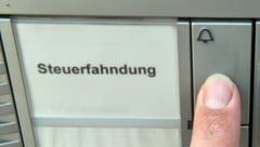 Steuerfahnder sind einem Bauunternehmer und einem Hotelier auf der Schliche. (Bild: Uli Deck / dpa / picturedesk.com)