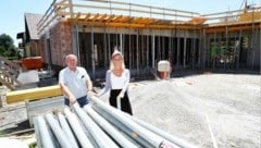 Bürgermeister Klaus Schütz mit Amtsleiterin Patricia Steiner auf der Baustelle. (Bild: Reinhard Judt)