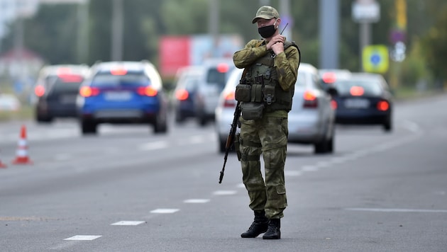 Ein Soldat in Minsk (Bild: AFP)