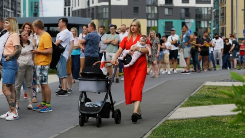 Vor den Wahllokalen bildeten sich lange Schlangen. (Bild: AP)