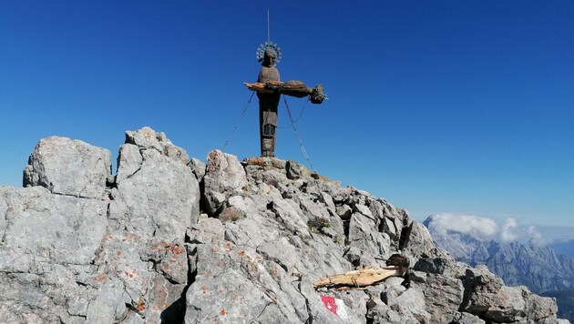 Vor mehr als einer Woche wurde die Holzpieta durch ein Unwetter schwer beschädigt. (Bild: ANDREAS BREN)