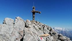 Vor mehr als einer Woche wurde die Holzpieta durch ein Unwetter schwer beschädigt. (Bild: ANDREAS BREN)