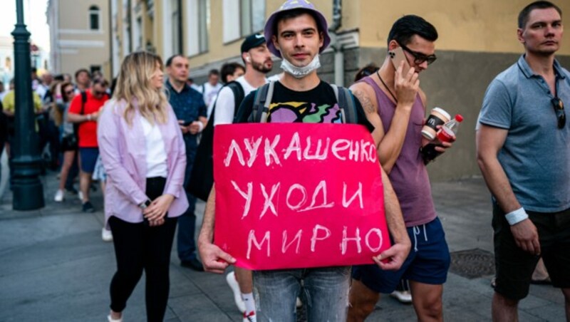 „Lukaschenko, tritt friedlich zurück!“, fordert dieser junge Mann in Moskau. (Bild: AFP)