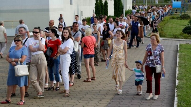 Lange Schlangen vor den Wahllokalen. Die Wahlleiterin musste am Sonntagabend eingestehen, dass es zu wenig Stimmzettel gegeben hatte. (Bild: AP)