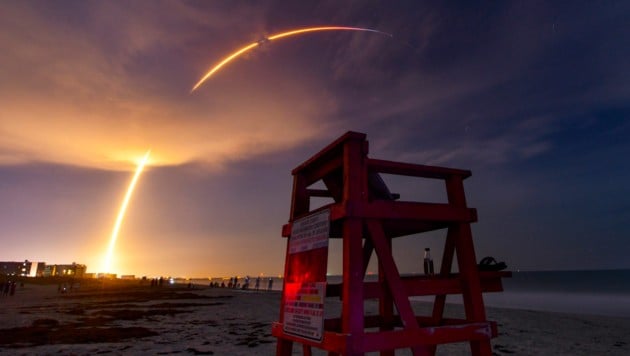Die Falcon-9-Rakete brachte weitere 57 Satelliten für ein erdumspannendes Internetnetz ins All. (Bild: AP)