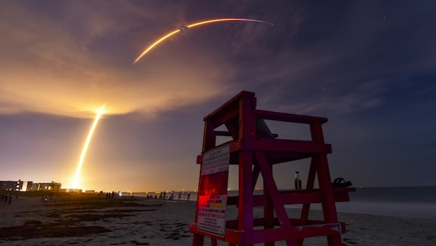 Die Falcon-9-Rakete brachte weitere 57 Satelliten für ein erdumspannendes Internetnetz ins All. (Bild: AP)