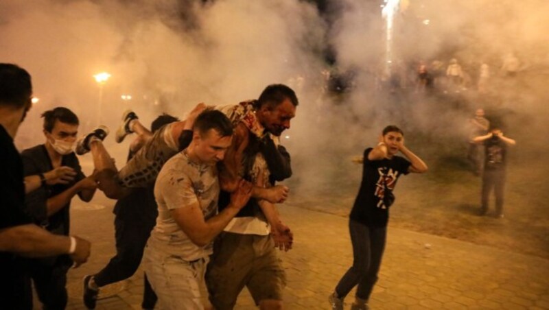 Ein verwundeter Mann wird von Demonstranten weggetragen. (Bild: AP)