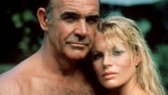 Das Archivbild von 1983 zeigt den britischen Schauspieler Sean Connery als 007 in einer Szene mit Kim Basinger in dem Film „Sag niemals nie“. (Bild: dpa/dpaweb)