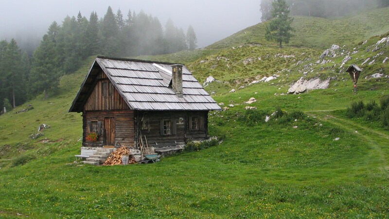 Instead of spending the night together in Hallstatt, the lost Czech spent the night alone on a mountain pasture. (Bild: stock.adobe.com)