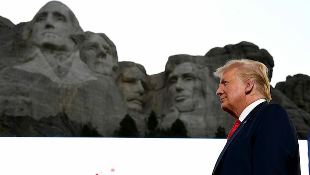 US-Präsident Donald Trump findet die Idee, sein Porträt auch im Felsen des Mount Rushmore zu verewigen, nicht schlecht. (Bild: APA/AFP/SAUL LOEB)