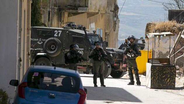 Israelische Soldaten während der Suchoperation nach dem Felsbrocken-Schleuderer (Bild: APA/AFP/JAAFAR ASHTIYEH)