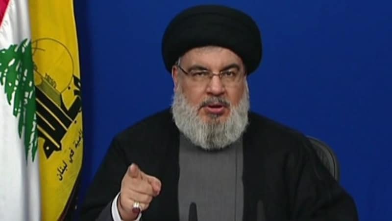 Hisbollah-Chef Hassan Nasrallah und seine schiitische Miliz sind ein wichtiger Machtfaktor im Libanon und werden vom Iran unterstützt. Das Mullah-Regime befürchtet, dass sein Einfluss durch eine neue politische Konstellation schwinden könnte. (Bild: APA/AFP/IRAN PRESS)