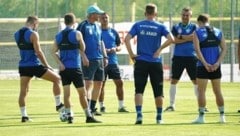 Trainer Markus Schopp (Mi., neben Assistent Kurt Russ) versammelte sein Team. (Bild: Sepp Pail)