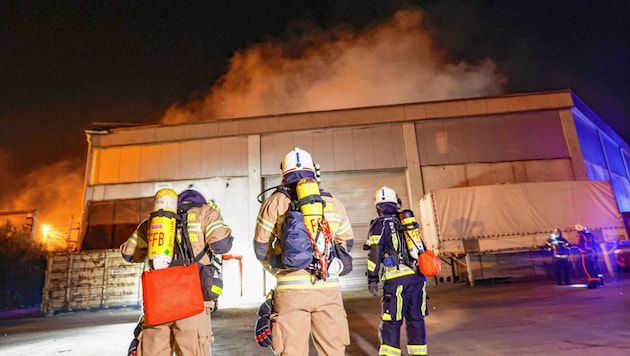 Einsatz der Berufsfeuerwehr in einer Lagerhalle der Energie AG in Salzburg-Itzling (Bild: Markus Tschepp)