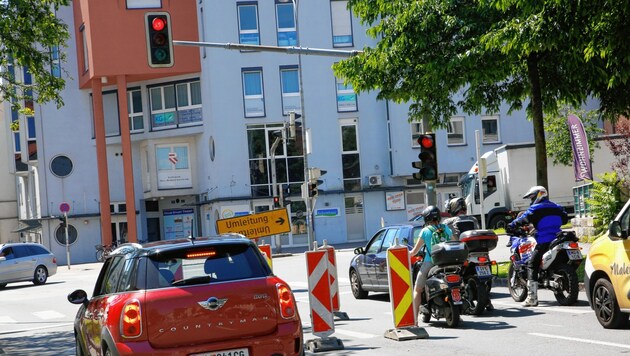 An der Villacher Kreuzung in Klagenfurt wird wieder gebaut - Tag und Nacht. (Bild: Rojsek-Wiedergut Uta)