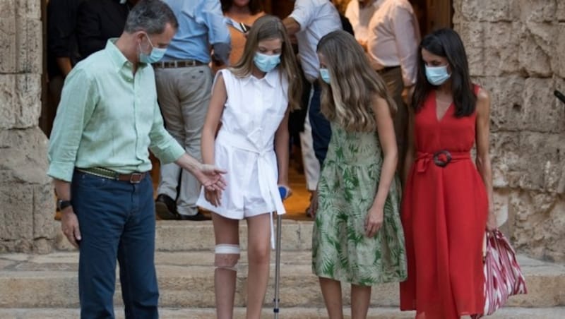 Der spanische König Felipe, seine Frau Königin Letizia und ihre Töchter, die spanische Kronprinzessin Leonor und Prinzessin Sofia mit einer Krücke, besuchen Petra auf Mallorca. (Bild: APA/Photo by JAIME REINA / AFP)