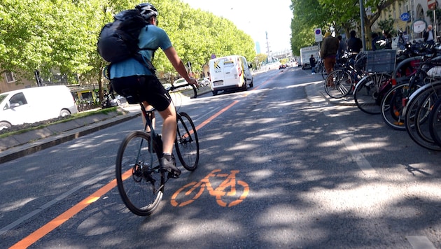 Um den Radfahrern im Zuge der Corona-Krise mehr Platz zu geben, hat die Stadt auf einigen Straßen sogenannte Pop-up-Radwege eingeführt. (Bild: APA/HERBERT PFARRHOFER)