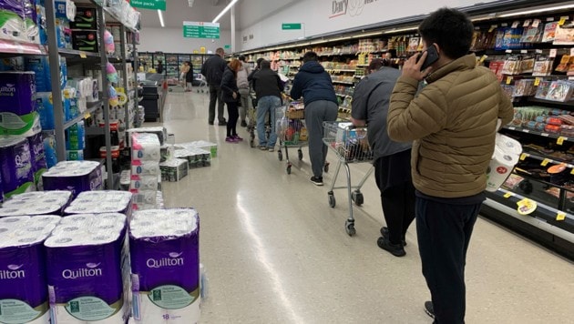 Nachdem eine Familie in Auckland positiv auf Covid-19 getestet wurde, herrscht dort wieder Ausgangssperre. Die Neuseeländer decken sich in Supermärkten mit dem Nötigsten ein. (Bild: APA/AFP/Marty MELVILLE)