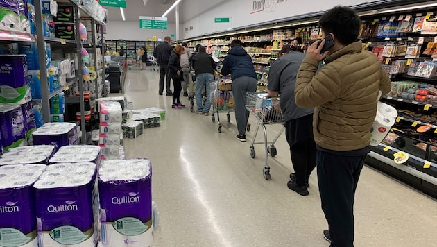 Nachdem eine Familie in Auckland positiv auf Covid-19 getestet wurde, herrscht dort wieder Ausgangssperre. Die Neuseeländer decken sich in Supermärkten mit dem Nötigsten ein. (Bild: APA/AFP/Marty MELVILLE)