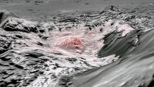 Das Bild zeigt in Falschfarben die Sole (leicht rötlich), die aus einem tiefen Reservoir unter der Kruste von Ceres nach oben gedrückt wurde. (Bild: NASA/JPL-Caltech/UCLA/MPS/DLR/IDA)