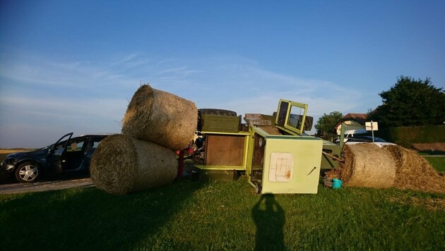 Der mit vier Strohballen beladene Traktor überrollte den Pkw-Kombi und kippte dann in die Wiese (Bild: Rainer Rathmaier)