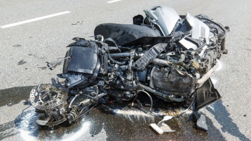 Erste Information: Motorradunfall auf der Arlbergstraße; Heute, 11.08.2020, um die Mittagszeit kam es zu einem schweren Verkehrsunfall auf der Arlbergstraße, wobei ein Motorradfahrer tödlich verunglückte. Der Unfall ereignete sich kurz nach der Tiroler Grenze im Zuge eines Überholmanövers des Motorradfahrers, welcher dabei offenbar gegen einen entgegenkommenden Pkw prallte. Die Straße ist derzeit noch wegen Reinigungsarbeiten gesperrt. (Bild: Bernd Hofmeister)