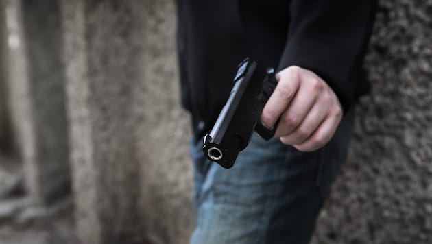 In Kirchdorf schoss der 15-Jährige mit einer Gaspistole dem Opfer ins Gesicht (Bild: stock.adobe.com)